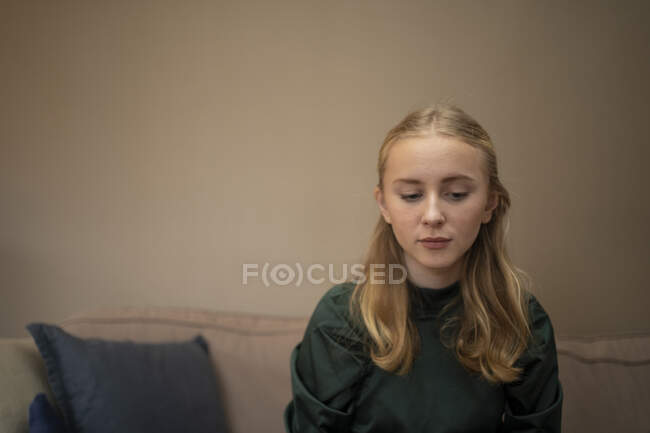 Портрет девочки-подростка — стоковое фото