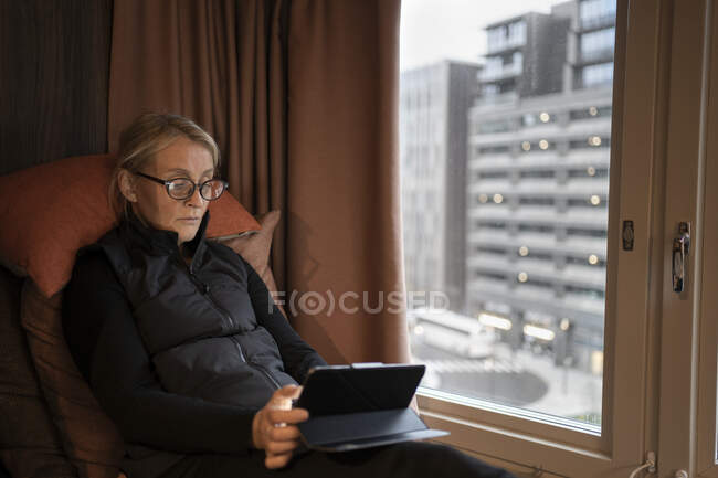 Жінка за допомогою планшета. — стокове фото