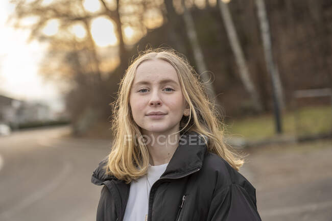 Portrait d'adolescente au coucher du soleil — Photo de stock