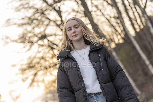 Портрет дівчини-підлітка на заході сонця — стокове фото
