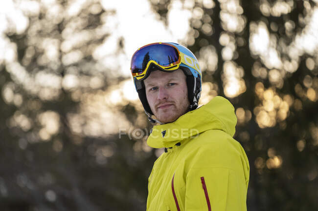 Jovem de óculos de esqui e capacete — Fotografia de Stock
