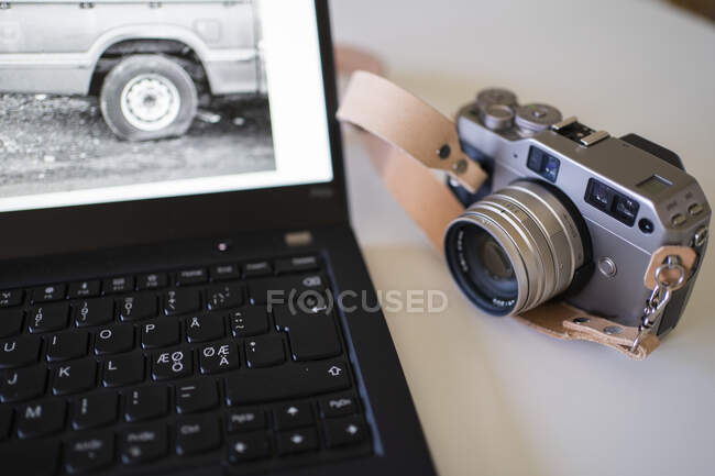 Fotocamera e laptop primo piano — Foto stock