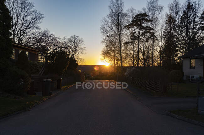 Rua suburbana ao pôr-do-sol — Fotografia de Stock