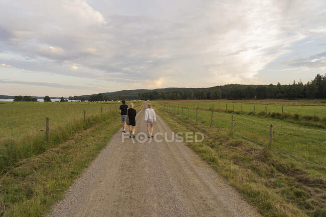 Сім'я ходіння по сільській дорозі — стокове фото