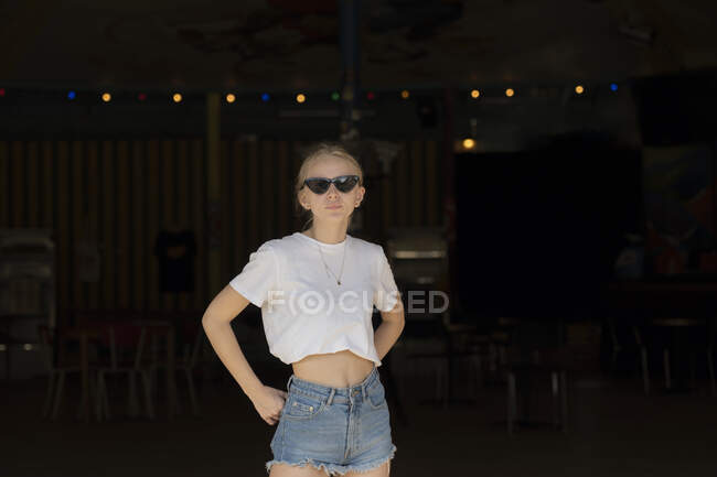 Teenage girl with sunglasses — Stock Photo