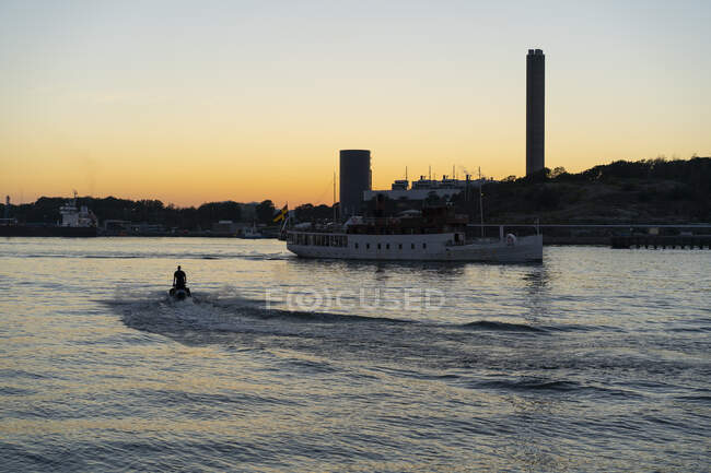Man on jet ski and boat on River Gota, Gotemburgo, Suécia — Fotografia de Stock