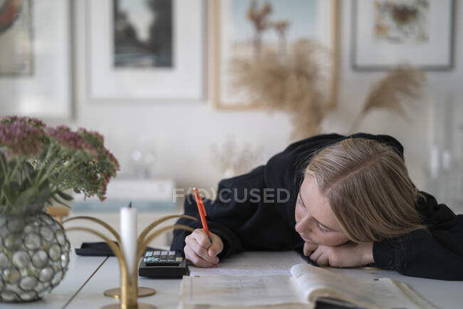 Дівчина-підліток робить домашнє завдання — стокове фото