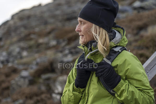 Woman in beanie and green jacket — Stockfoto