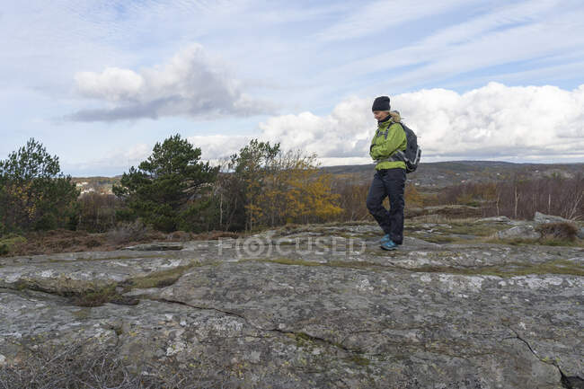 Woman in green jacket hiking — Fotografia de Stock