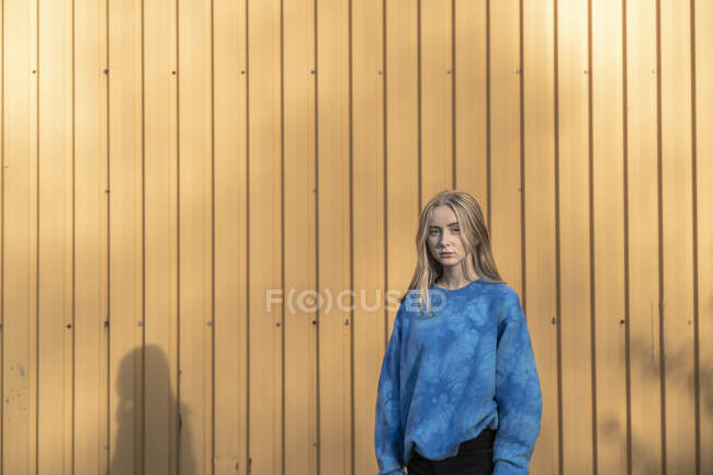 Teenage girl in shadow by wall — Foto stock