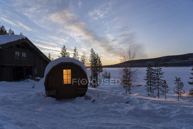 Scenic view of Cabin in snow — Stock Photo