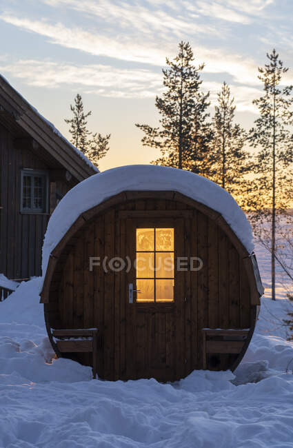 Живописный вид на кабину в снегу — стоковое фото