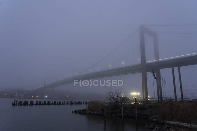 Puente de Alvsborg bajo niebla en Gotemburgo, Suecia - foto de stock