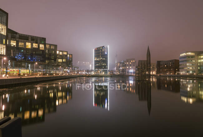 Edificios iluminados por canal por la noche en Gotemburgo, Suecia - foto de stock