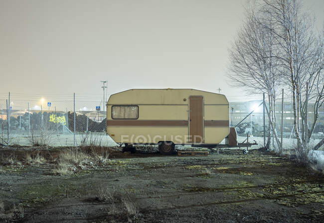 Camionnette camping-car dans le parking — Photo de stock