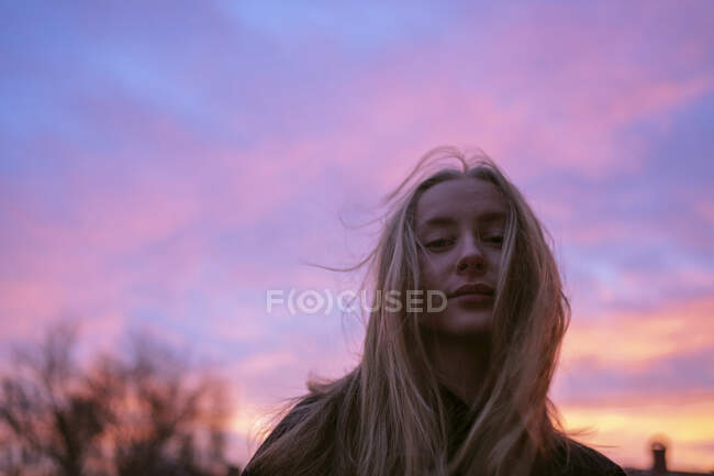Adolescente menina sob o céu por do sol — Fotografia de Stock