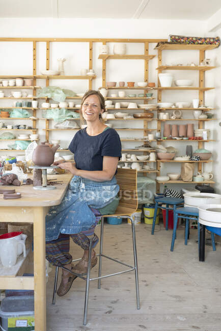 Potter making teapot in workshop — Stock Photo