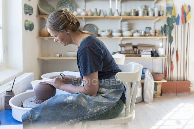 Ceramista con ruota in ceramica — Foto stock