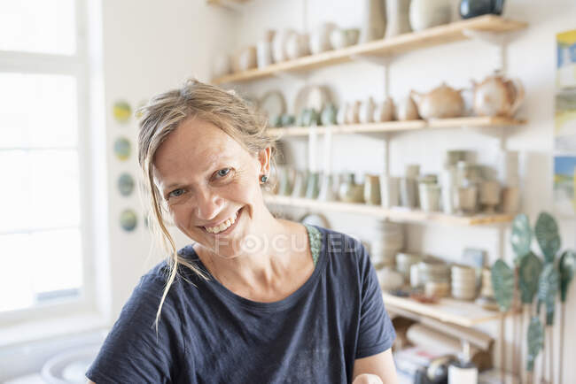 Ritratto di ceramista sorridente in laboratorio — Foto stock