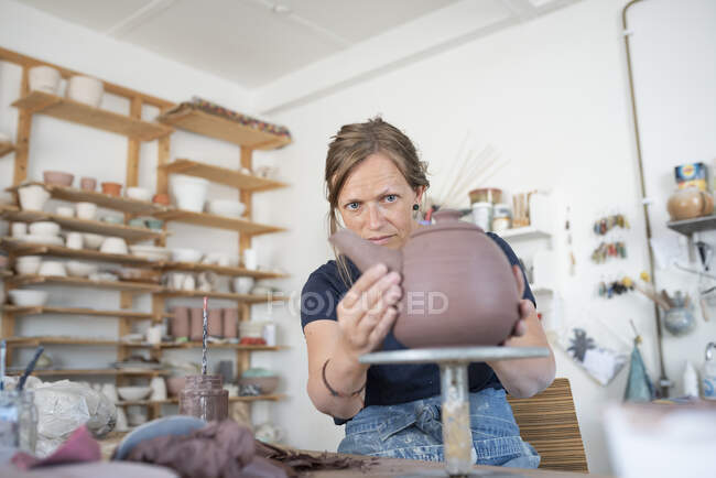 Potter making teapot in workshop — Foto stock