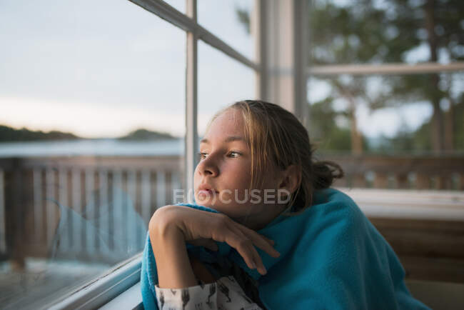 Menina olhando para fora janela — Fotografia de Stock