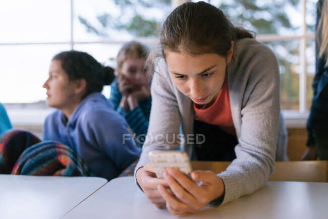 Девушка-подросток с помощью смартфона — стоковое фото