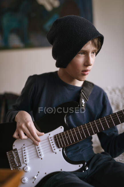 Adolescente chico jugando guitarra - foto de stock
