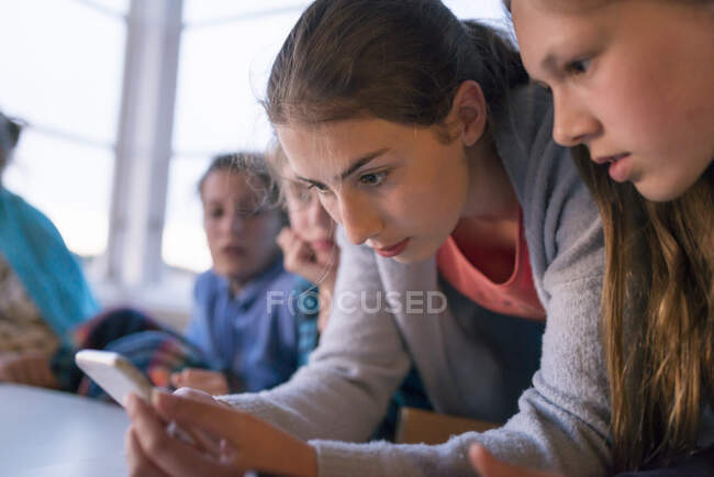 Ragazza adolescente utilizzando smart phone — Foto stock