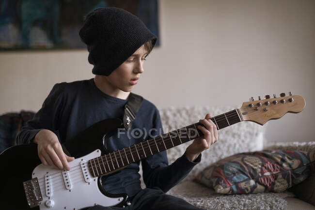 Teen boy playing guitar — Stock Photo