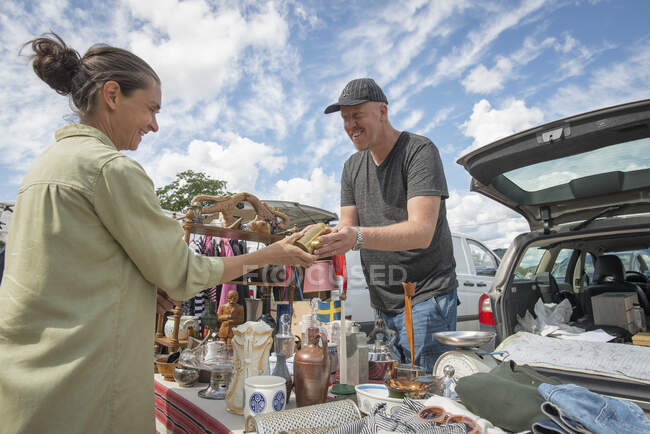 Woman buying cup at flea market — Stockfoto