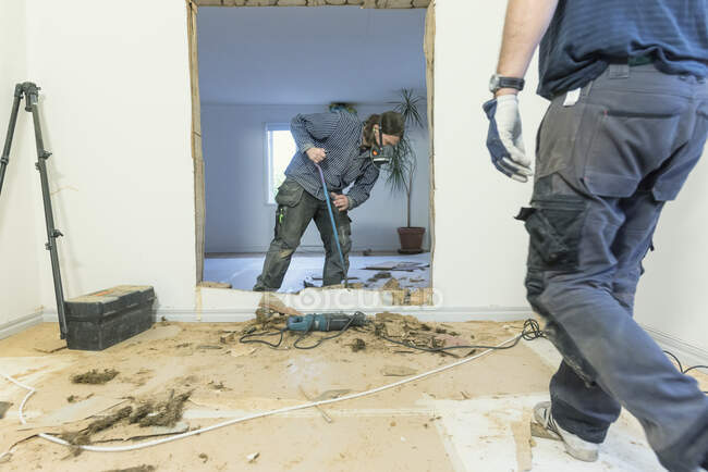 Carpenters working on doorway — Fotografia de Stock