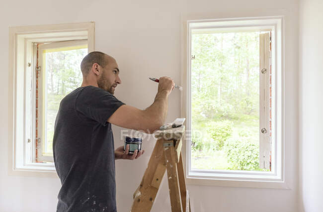 Homme mur de peinture dans la maison — Photo de stock