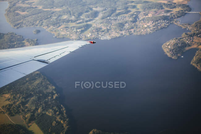 Ala de avião sobre a Suécia — Fotografia de Stock