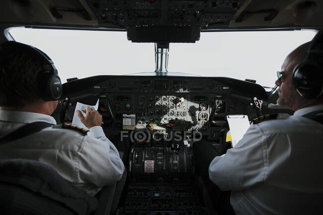 Pilots in cockpit back view — Foto stock