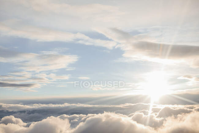 Закат над облаками — стоковое фото