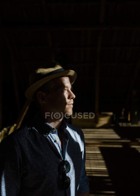 Молодий чоловік у капелюсі — стокове фото