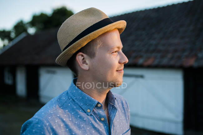 Улыбающийся молодой человек в шляпе — стоковое фото