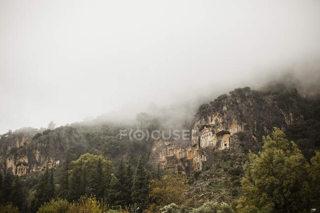 Mosteiro em penhasco sob nevoeiro em Marmaris, Turquia — Fotografia de Stock