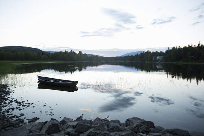 Barco a remos no rio Indalsalven ao pôr-do-sol em Undersaker, Suécia — Fotografia de Stock