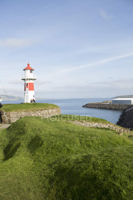 Pessoas por farol em Torshavn, Ilhas Faroé — Fotografia de Stock