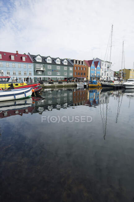 Frente al mar de Torshavn, Islas Feroe - foto de stock