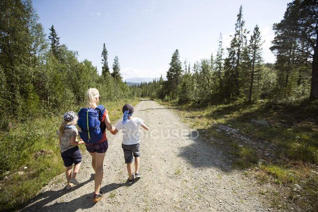 Caminhada em família na estrada rural — Fotografia de Stock