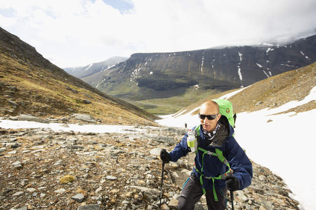 Uomo Escursioni in montagna — Foto stock