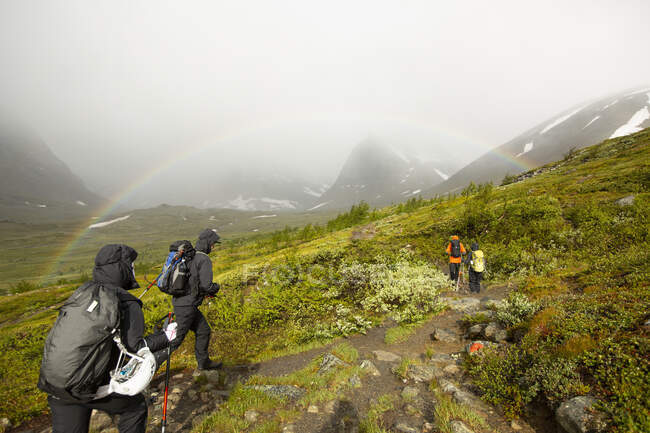 Les randonneurs en montagne — Photo de stock