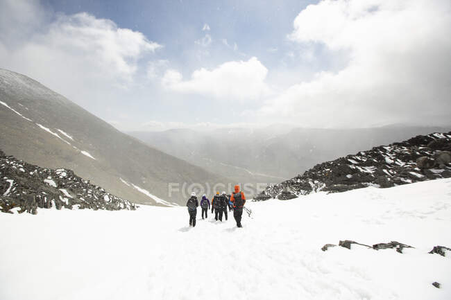 Les randonneurs en montagne — Photo de stock