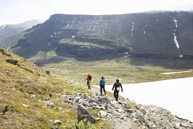 Menschen wandern am Berg — Stockfoto