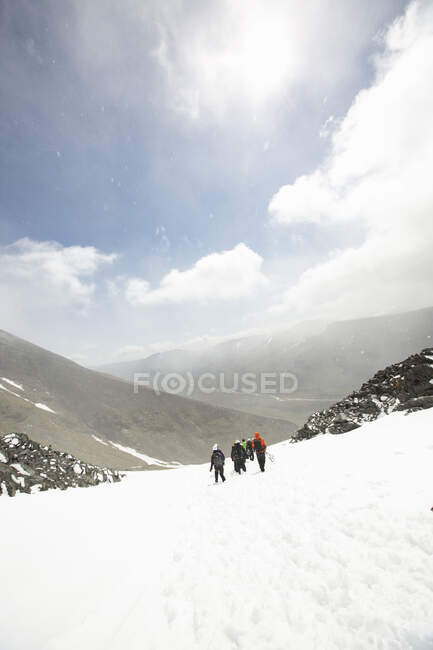 Menschen wandern am Berg — Stockfoto
