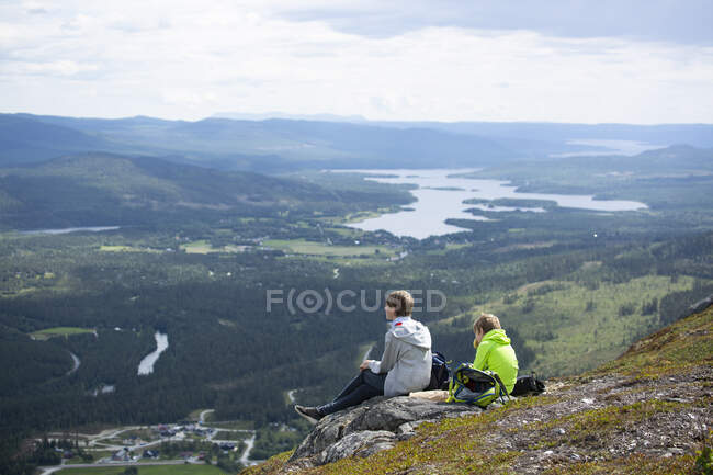 Boys sitting on hill — Fotografia de Stock