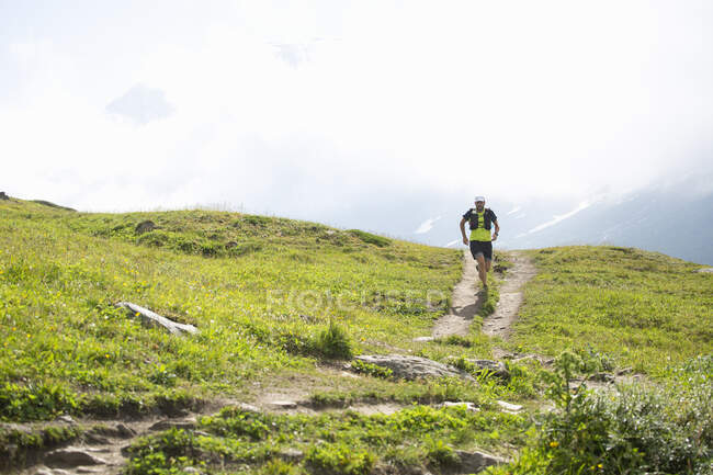 Зрелый мужчина бегает по горам — стоковое фото