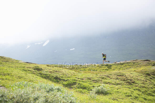 Зрелый мужчина бегает по горам — стоковое фото